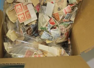 段ボールに入った大量の古い記念切手