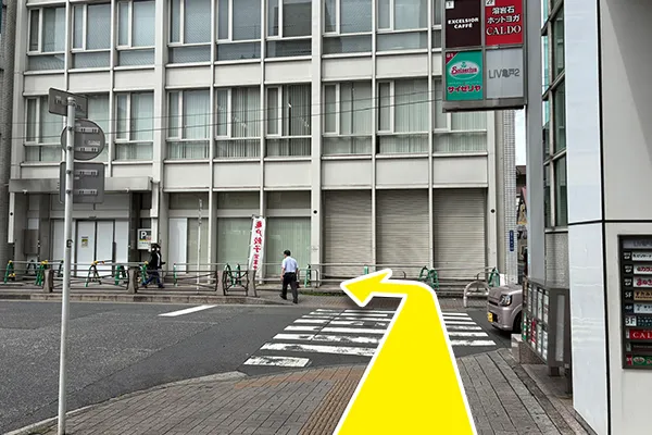 目の前三井住友銀行の横断歩道渡り、左に曲がります。