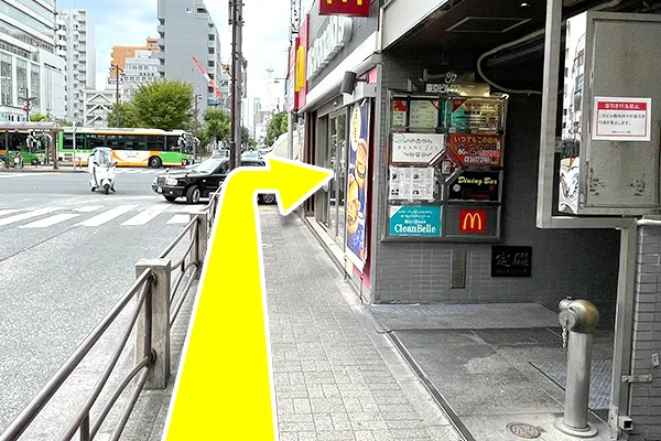 マクドナルドの角を右に曲がります。