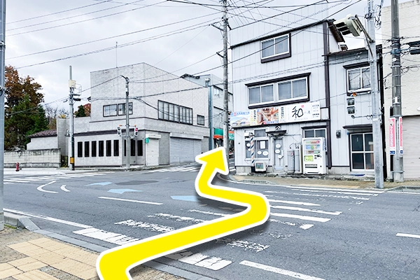 南口を左前方に出て、最初にある横断歩道を渡り、左折後すぐ右折します