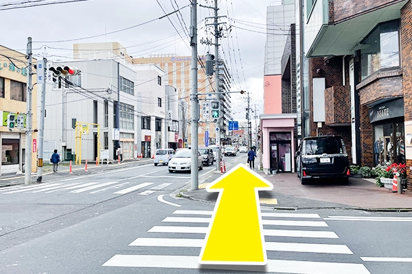 「番町」交差点も横断歩道を渡って直進します