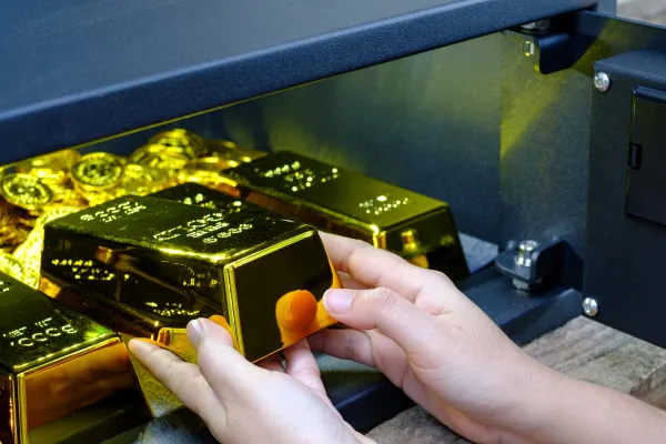 金庫に金のインゴットをいれる