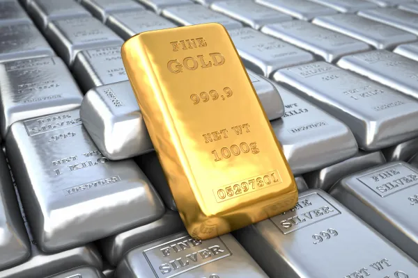 金のインゴット１つとたくさんのシルバーのインゴット