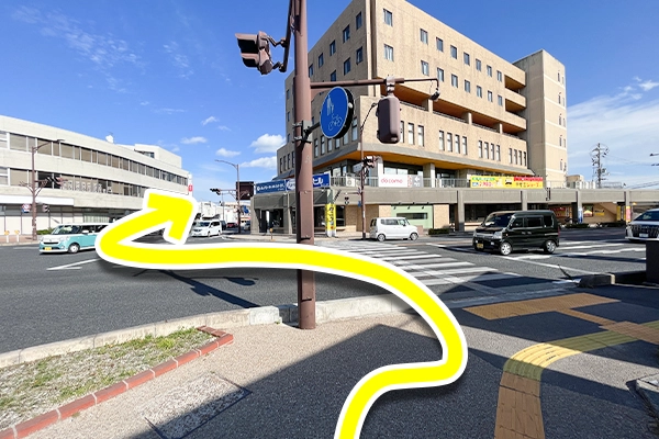 そのまま進むと「ホテルわこう」がある十字の交差点があるので真っ直ぐ渡り、渡ったら左の道路も渡って右に進んで下さい