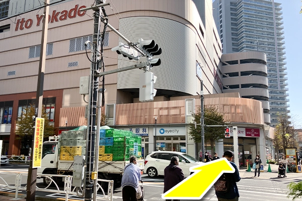 曳舟駅東口からみて正面に「イトーヨーカドー曳舟店」があります。横断歩道を渡り、左手の店舗入口(無印良品)から館内へお入り下さい