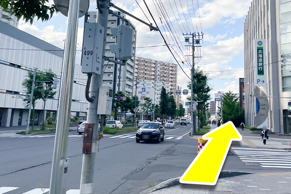 しばらく道なりに進むと、右側にラソラ札幌が見えてきます