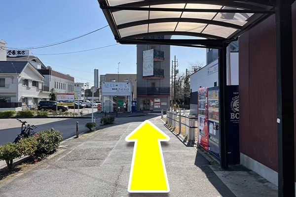 線路沿いに向かって進みます。