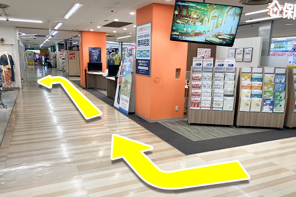 こちらの通路を直進すると、真ん中あたり、左手に当店がございます。