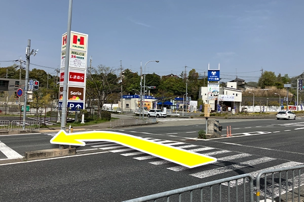 横断歩道を渡って道なりに進みます。