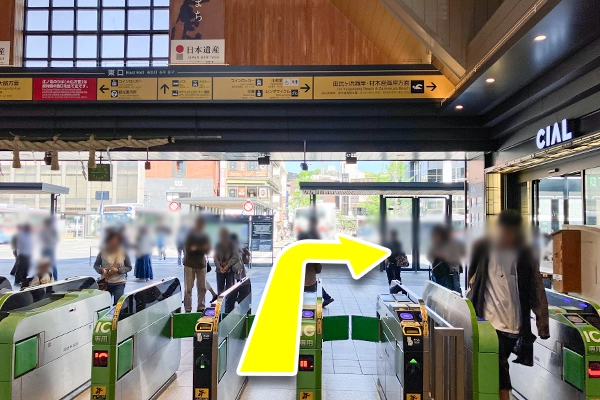 鎌倉駅東口改札を出たら右に曲がります