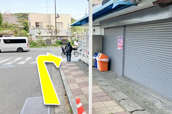 突き当たりのT字路を右に曲がると当店がございます