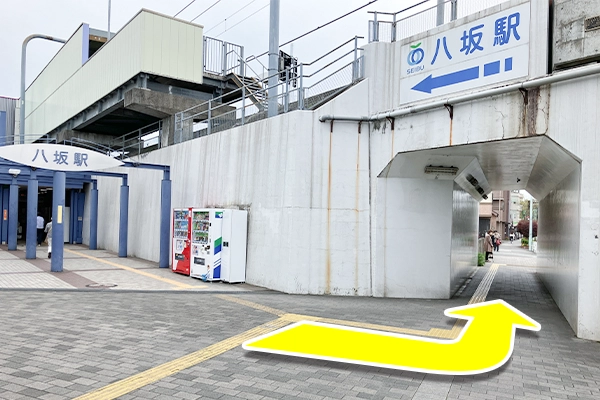 駅改札を出たら、左折をして下さい。
