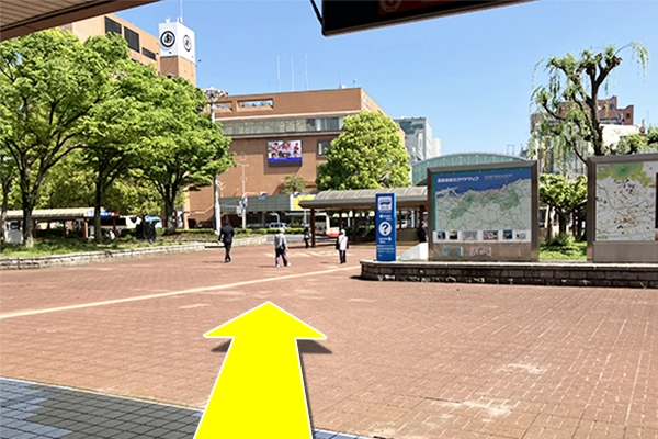 鳥取駅前北口を出ますと目の前に丸由百貨店が見えます。