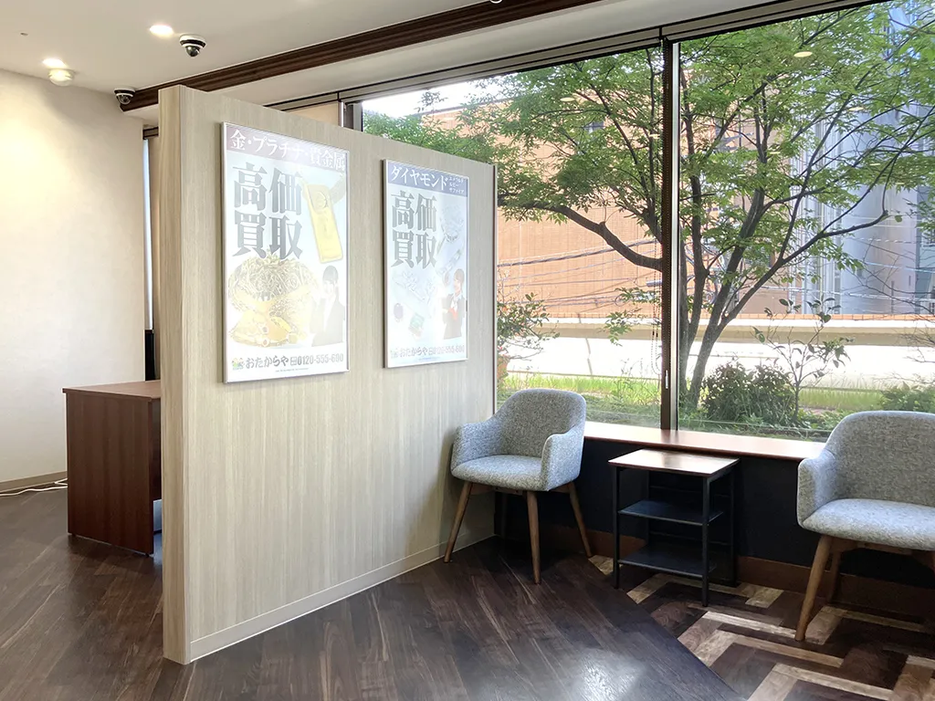 落ち着いた雰囲気の店内になります。
