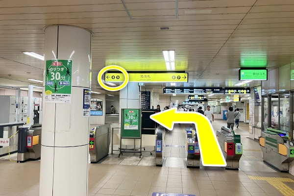 谷町線「東梅田駅」南改札を出て左側の8番出口方面に向かいます。