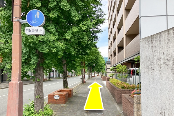 アパートを右手に道なりに進みます