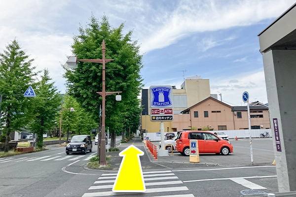道なりに進んでいくと右手に｢ローソン｣があり、そのまま直進して下さい