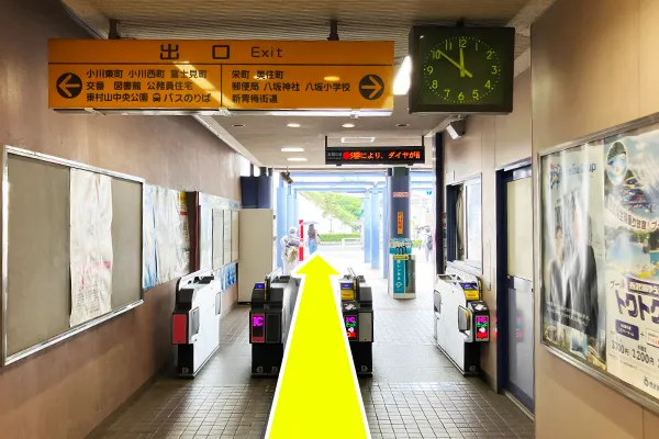 八坂駅の改札を出ます。