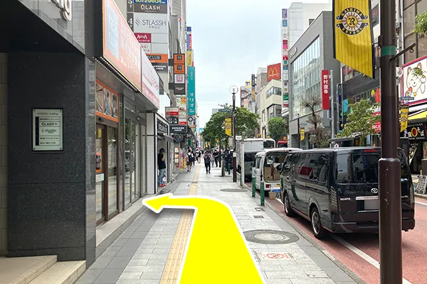 エスカレーターを降りてまっすぐ進みます。