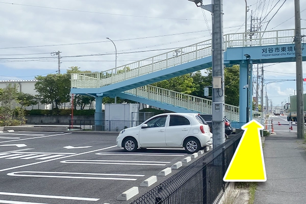 水色の歩道橋は登らず、歩道橋の先にある横断歩道を渡ると、左側にイオンタウンがございます。