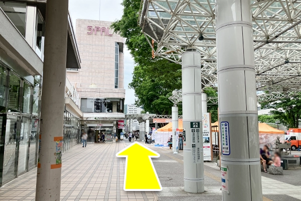正面に｢S-PAL｣が見えるので｢S-PAL｣の右側の道路を真っ直ぐ進みます。