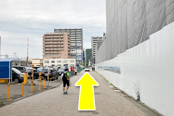 左手に駐車場が見えてくるので、さらに真っ直ぐ進みます。