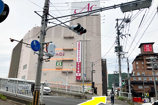 正面に｢ダイユーエイトMAX福島店｣が見える横断歩道を渡ります。