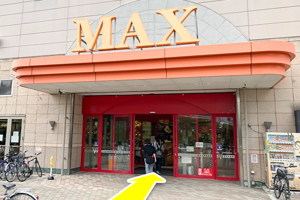 横断歩道を渡ると左側に玄関がございますので入店してください。