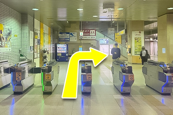 泉中央駅改札を右手に進むと、右側にエスカレーターがございます。
