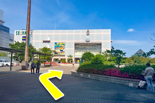 エスカレーターを登りましたら、右手側の「セルバ」に向かい進みます。