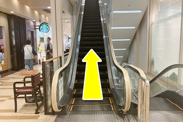 入りましたら左手側にエスカレーターがございますので、5階まで登ります。