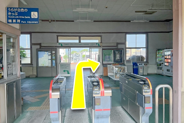 JR荒尾駅改札を出て右へ進みます。