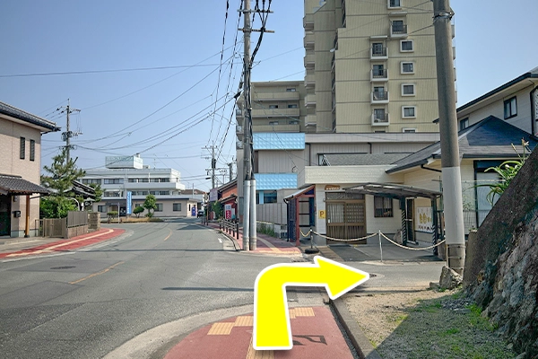 西原クリニックの手前を右に曲がります。