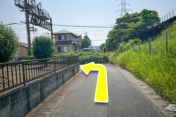 線路沿いまで歩き、左へ曲がり真っ直ぐ進みます。