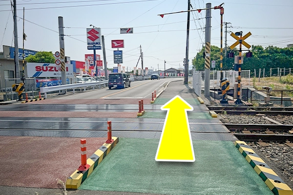 線路を渡り、真っ直ぐ進むと右手にイオンタウンが見えます。