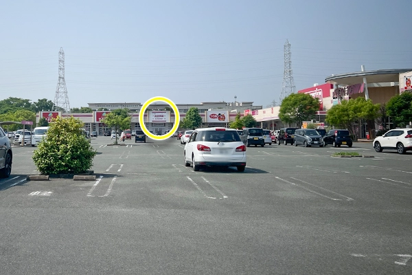 駐車場を真っ直ぐ進みます。