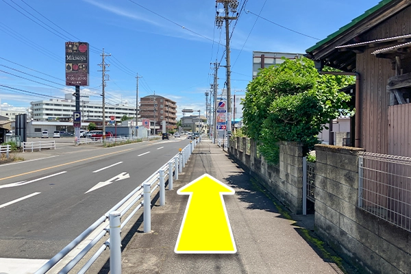 進むとカネスエ五郎丸店の看板が見えてきますので、看板通り右折して入ります。駐車場がありますのでお車でお越しのお客様はそちらの駐車場を利用下さい。