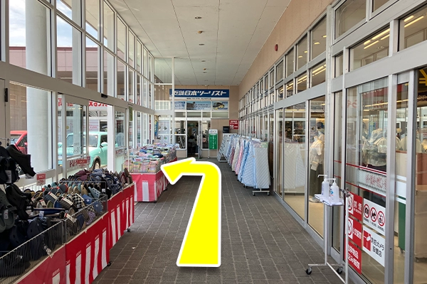 奥の「近畿日本ツーリスト」まで進みます。