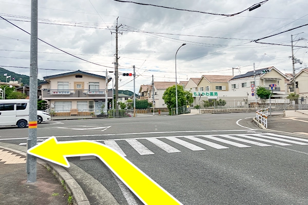 しばらく進むと千代川薬局のある交差点があるので、左折してください