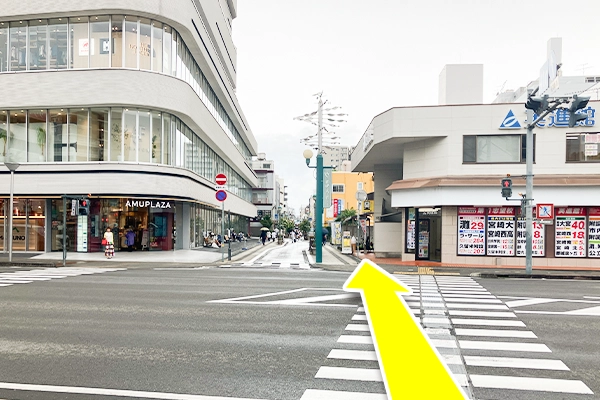 信号を渡り、そのまま約500ｍ若草通り入口までまっすぐ進みます。