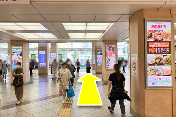 川崎駅中央東口出口を抜け、外に出てください