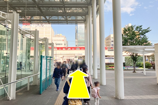 外に出たら、横断歩道に向かってまっすぐ進んでください