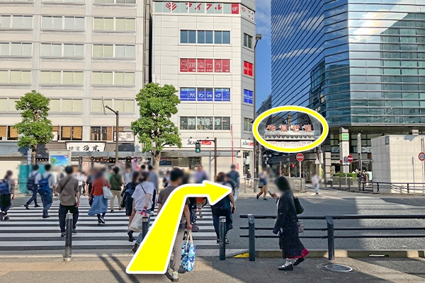 横断歩道を渡り、仲見世通に入ってください