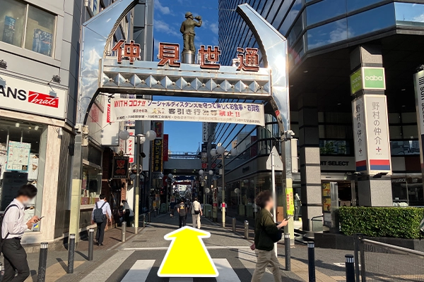 仲見世通に入り、まっすぐ50ｍ程進んでください