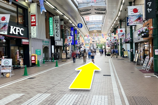 まっすぐ50メートルほど進んでください