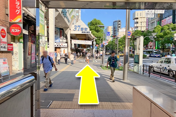 まっすぐ行き横断歩道を渡ってください