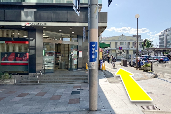 近鉄奈良駅前交番に向かって進みます。