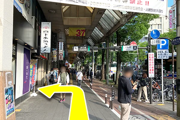 角にうどん屋さんがあるので左へ曲がります。