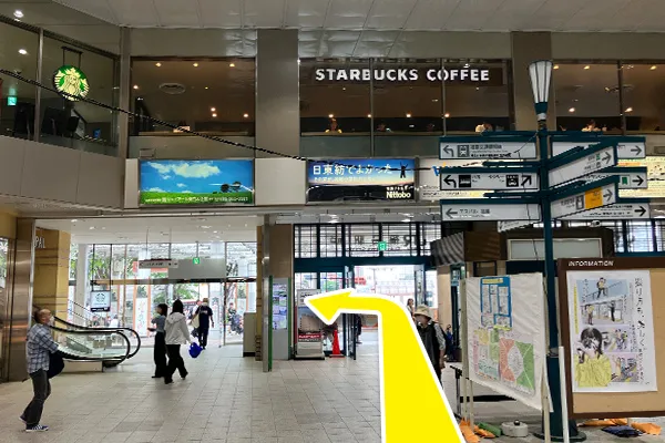 正面にある出口を出て左へ向かいます。