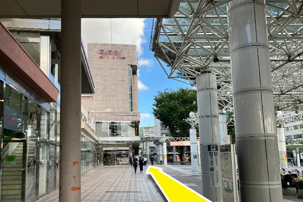 正面に｢S-PAL｣が見えるので｢S-PAL｣の右側の道路を真っ直ぐ進みます。